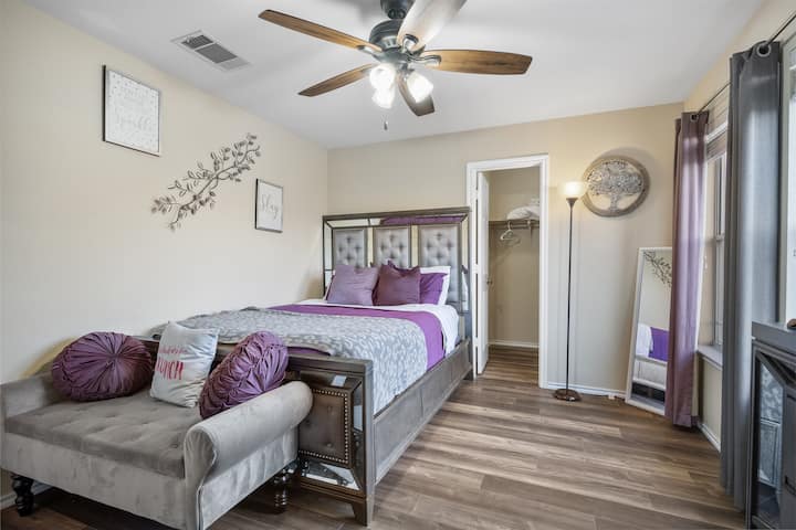 Спална соба со брачен кревет