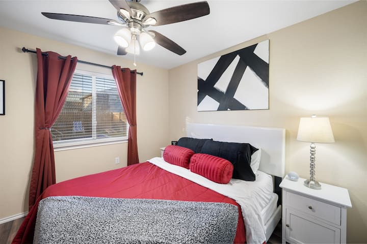 Брачна спална соба бр. 3 на долниот кат со 50-инчен паметен телевизор