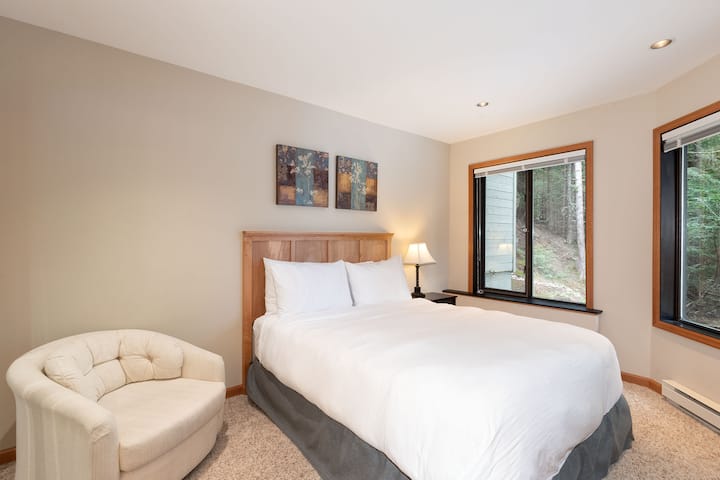 – 2. spavaća soba – opuštajući prostor s bračnim krevetom (širine 150 – 179 cm) i puno prirodnog svjetla  
– Jednostavan dizajn, meka posteljina i pogled na šumu kroz prozor.  
– mirno okruženje idealno za mirne noći i osvježavajuća jutra  