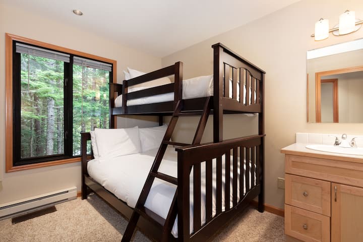 – 4. spavaća soba: soba s krevetima na kat (kreveti su dimenzija 80 – 109 cm i 135 – 200 cm) i prekrasnim pogledom na šumu  
– Nježno osvjetljenje i topli tonovi drva stvaraju ugodan ugođaj  
– Udoban raspored idealan za djecu ili grupe kojima je potreban fleksibilan prostor za spavanje  