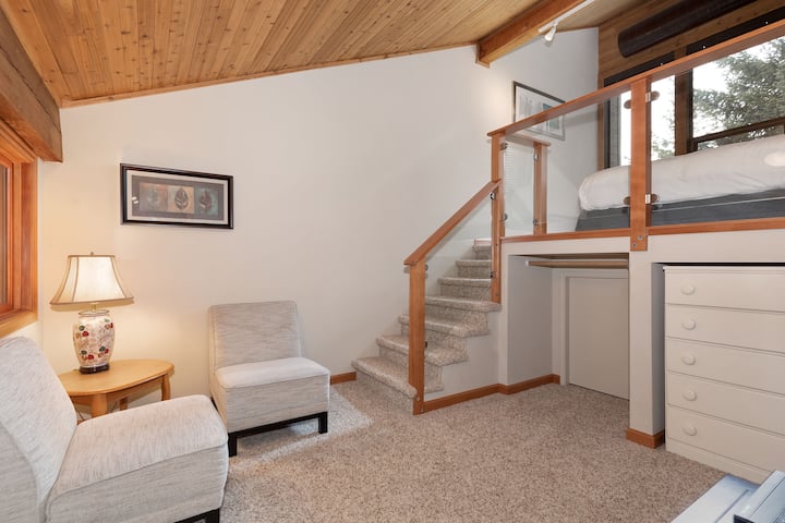 – Jedinstvena soba u stilu potkrovlja s prostorom za sjedenje i udobnim rasporedom  
– opuštajući prostor za čitanje ispod izdignutog prostora za spavanje  
– moderan alpski dizajn s toplim detaljima na stropu od drva  