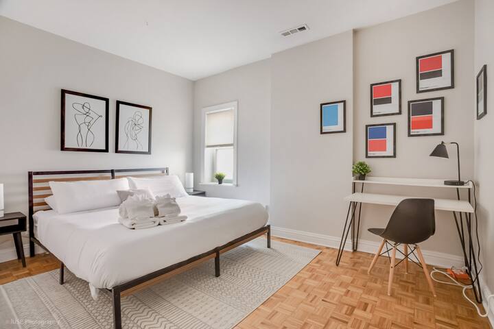 Brilliant Downtown Chicago 3-Bedroom Condominium gallery image 3
