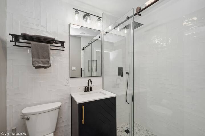 Brilliant Downtown Chicago 3-Bedroom Condominium gallery image 4