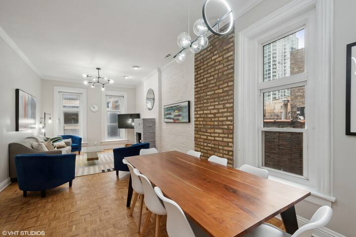 Brilliant Downtown Chicago 3-Bedroom Condominium gallery image 5
