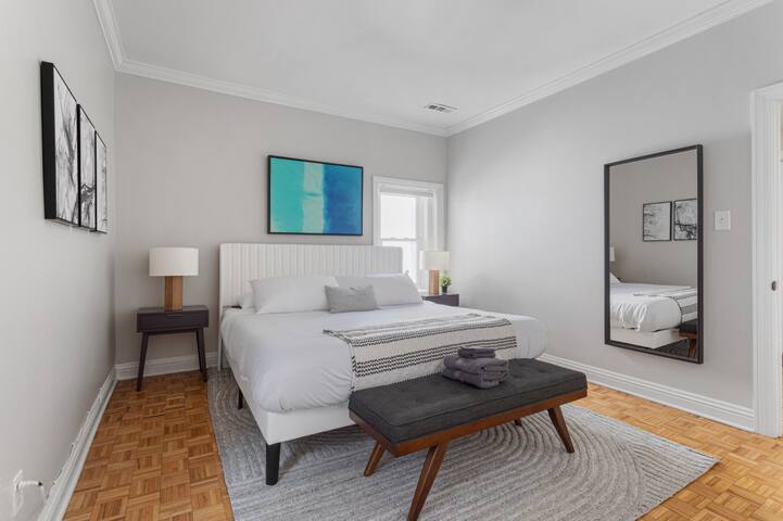 Brilliant Downtown Chicago 3-Bedroom Condominium gallery image 2
