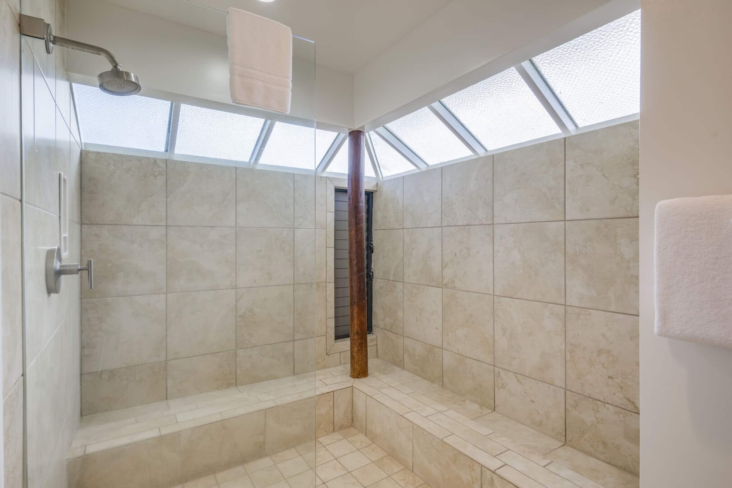 Condo in Lahaina · ★4.88 · 2 bedrooms · 3 beds · 3 baths - Image 27