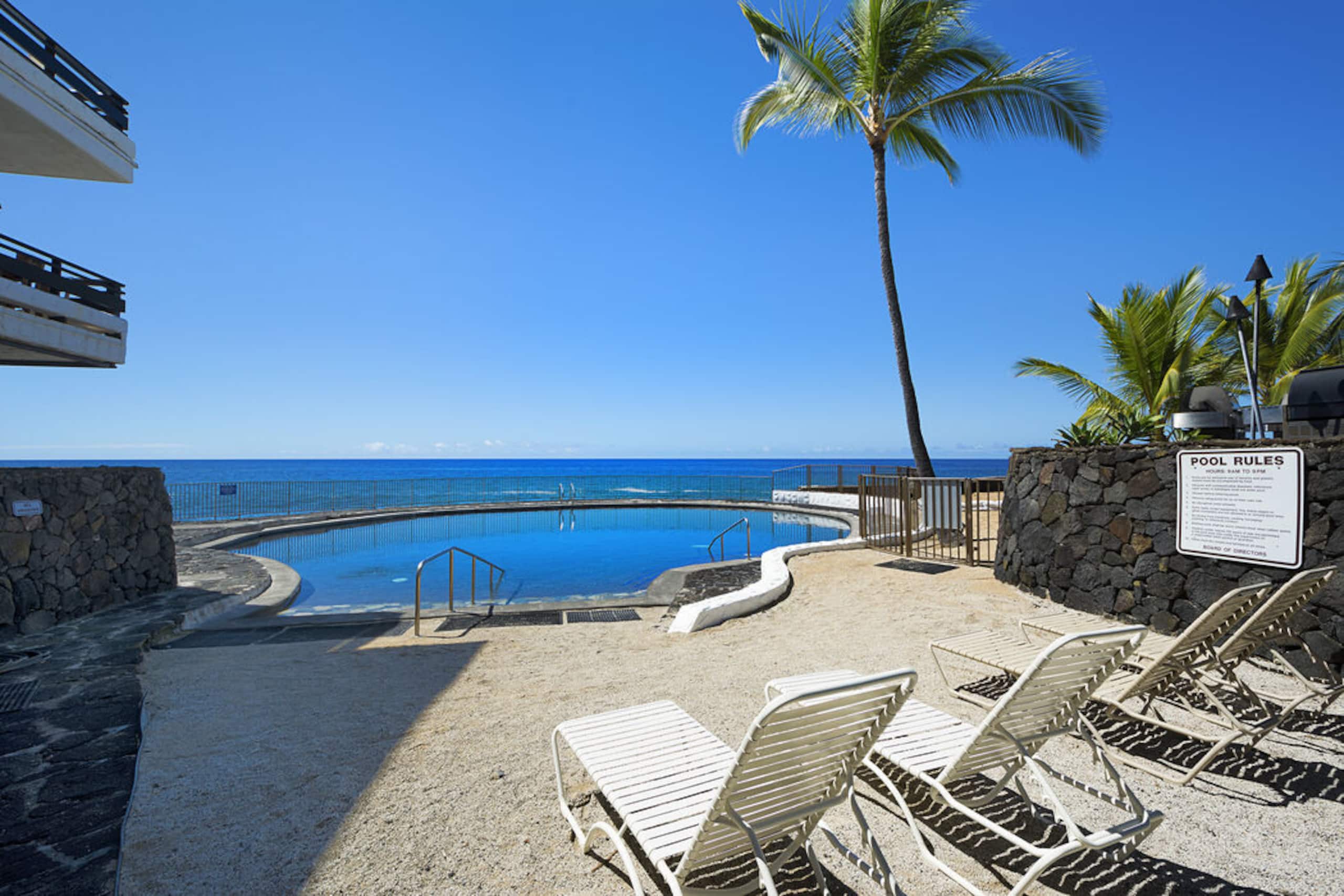 Condo in Kailua-Kona · ★4.0 · 2 bedrooms · 3 beds · 2 baths - Image 5