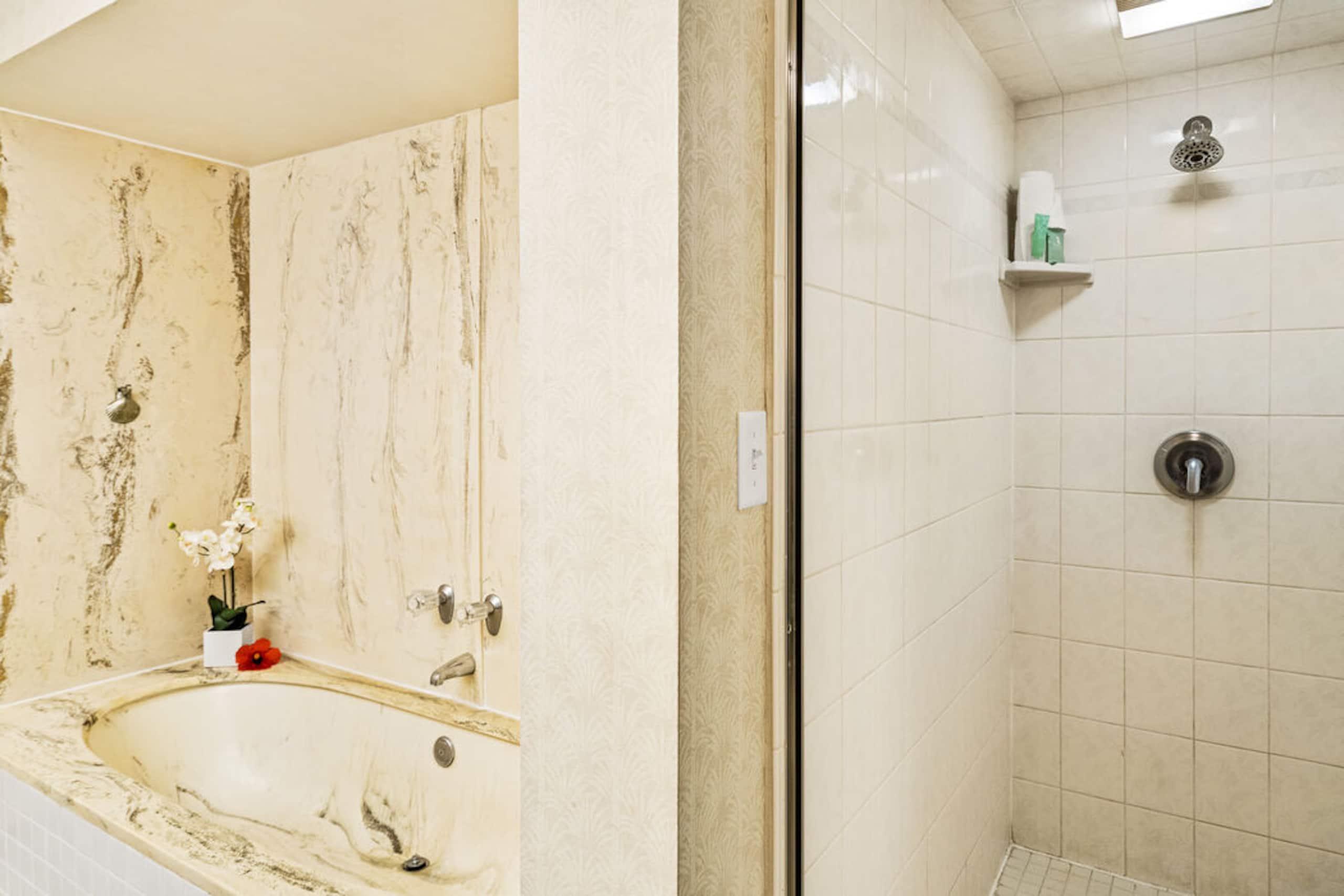 Condo in Kailua-Kona · ★4.0 · 2 bedrooms · 3 beds · 2 baths - Image 19
