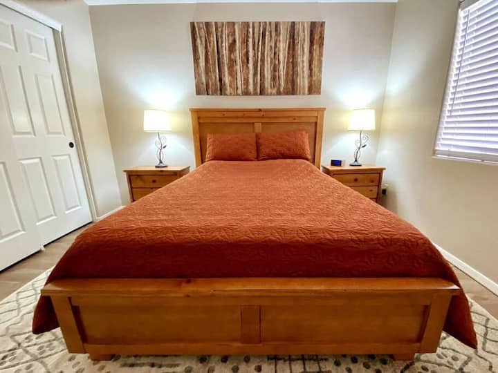 Bilik tidur dengan katil queen