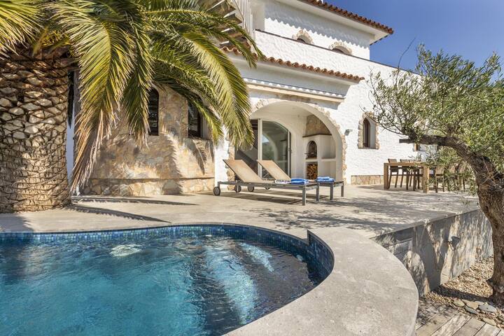 Beautiful fisherman’s house with 4 bedrooms, swimm