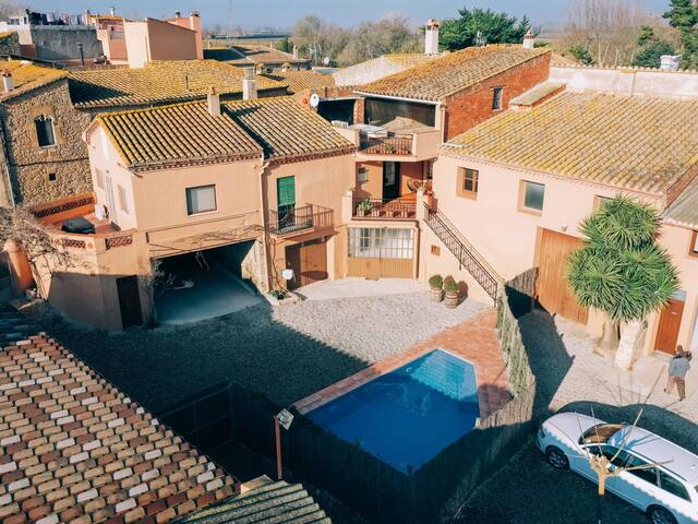 Cottage in the historic center of Gualta gallery image 4