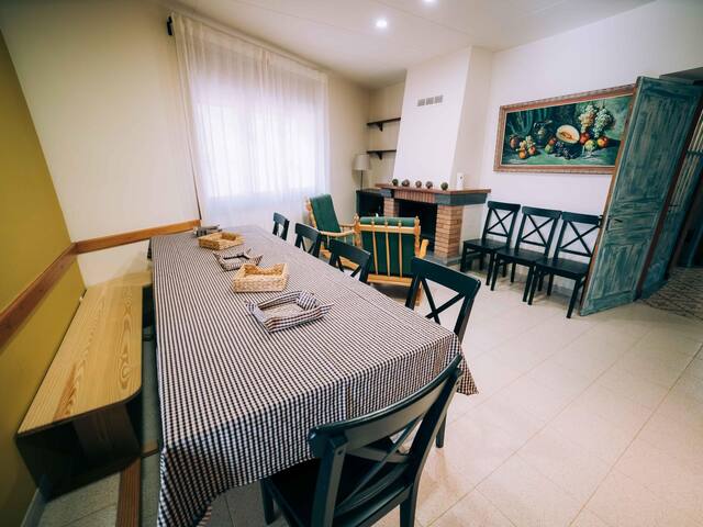 Cottage in the historic center of Gualta gallery image 5