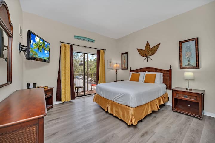  Har mysig inredning, TV och tillgång till balkong, vilket ger gäster sin egen privata tillflyktsort med underhållning och frisk luft.