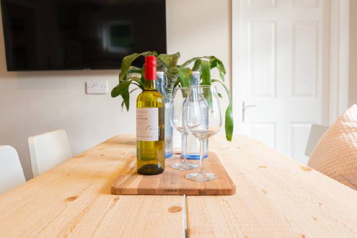 Amazing 4 bedroom house Sleep 7 Manchester gallery image 4