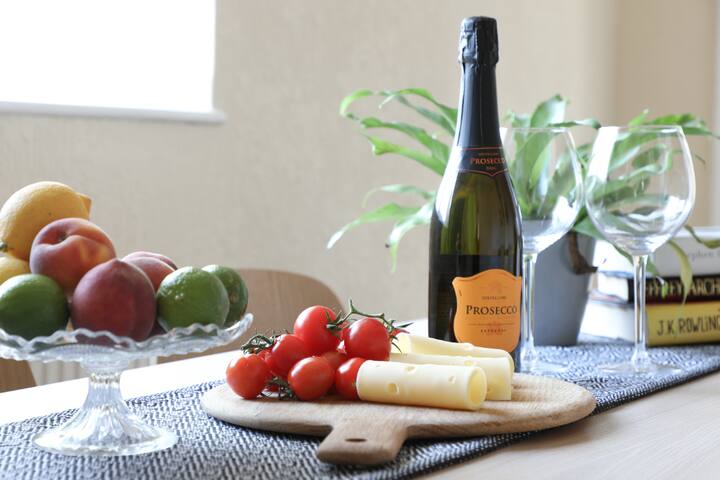 Amazing 4 bedroom house Sleep 7 Manchester gallery image 2