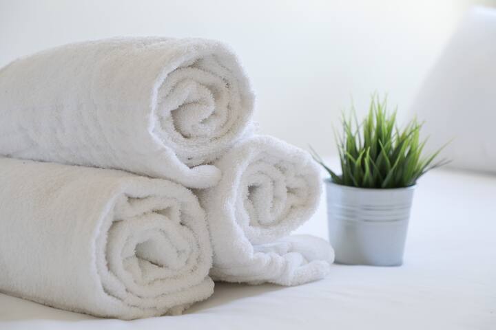 Amazing 4 bedroom house Sleep 7 Manchester gallery image 3