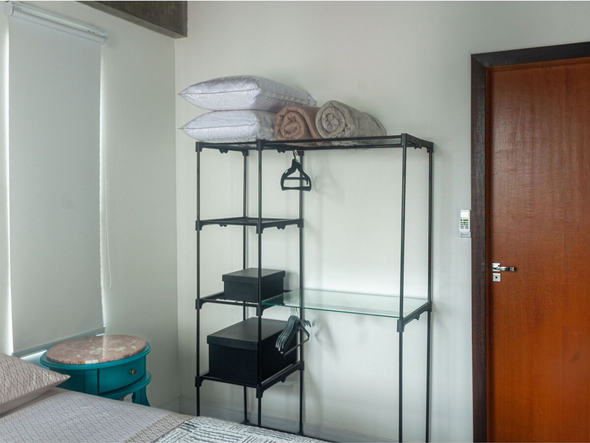 PODPORTE čakanie na osobné oblečenie hosťa, ako je posteľná bielizeň.