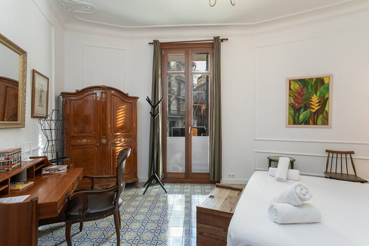 Spacious Apartment in the Heart of Eixample gallery image 3