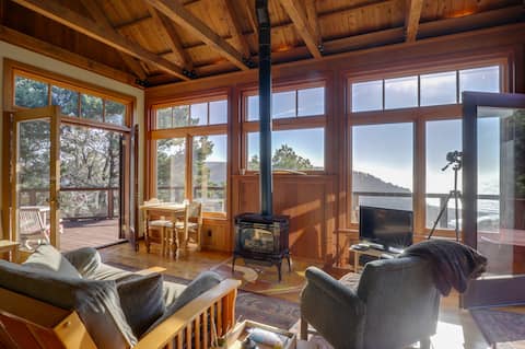 Romantic Ridgetop Escape w/ Hot Tub Near Mendocino