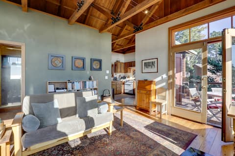 Romantic Ridgetop Escape w/ Hot Tub Near Mendocino