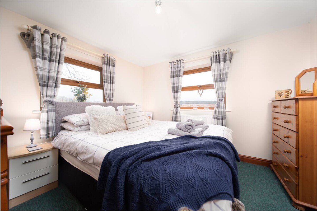 تمدد براحة على هذا السرير الكبير الحجم، المثالي للأزواج أو أولئك الذين يحبون مساحة نوم إضافية.