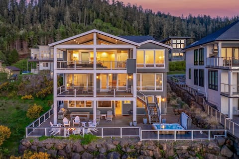 Oregon Coast Luxury Retreat: Ocean Views & Hot Tub