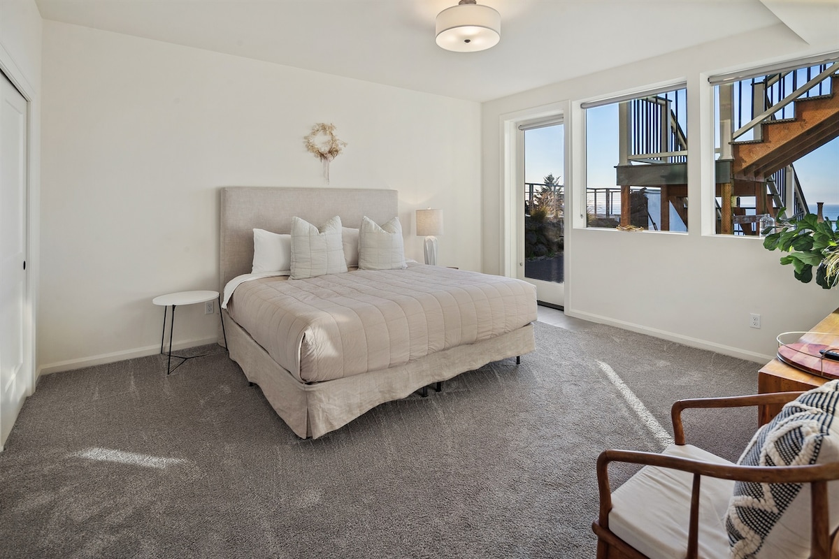 鹅卵石卧室# 7 ：加大双人床、可直接通往下层露台、局部海景、带蒸汽淋浴和桑拿的走廊全功能卫生间