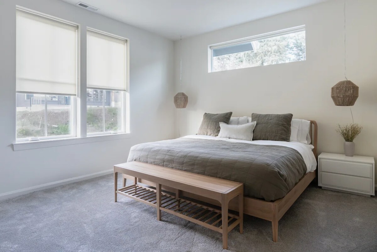 贝壳卧室# 2 ：加大双人床和全功能卫生间，带步入式淋浴间，也可以共用通往上层起居室的入口