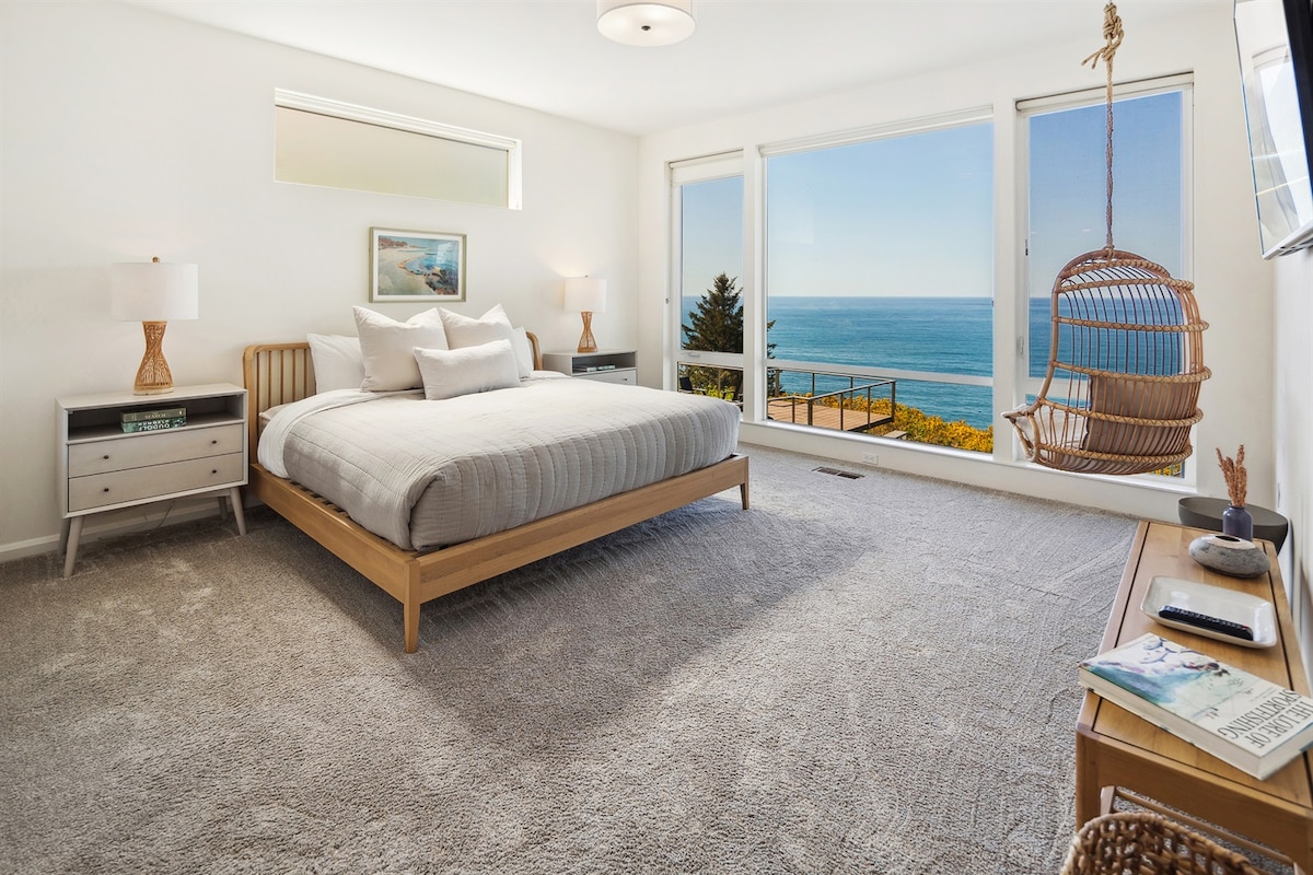 波浪卧室# 2 ：迷你主套房，配备加大双人床、吊椅（限150磅）和全套卫生间，带双盥洗台和步入式淋浴间