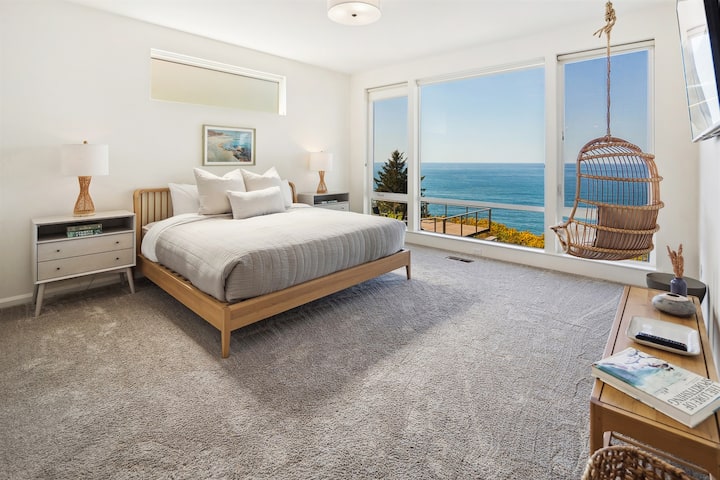 Wave Bedroom #2: جناح أساسي صغير بسرير كينج وكرسي معلق (بحد أقصى 150 رطلاً) وحمام ملحق بالكامل مع منضدة تزيين مزدوجة ودش زجاجي