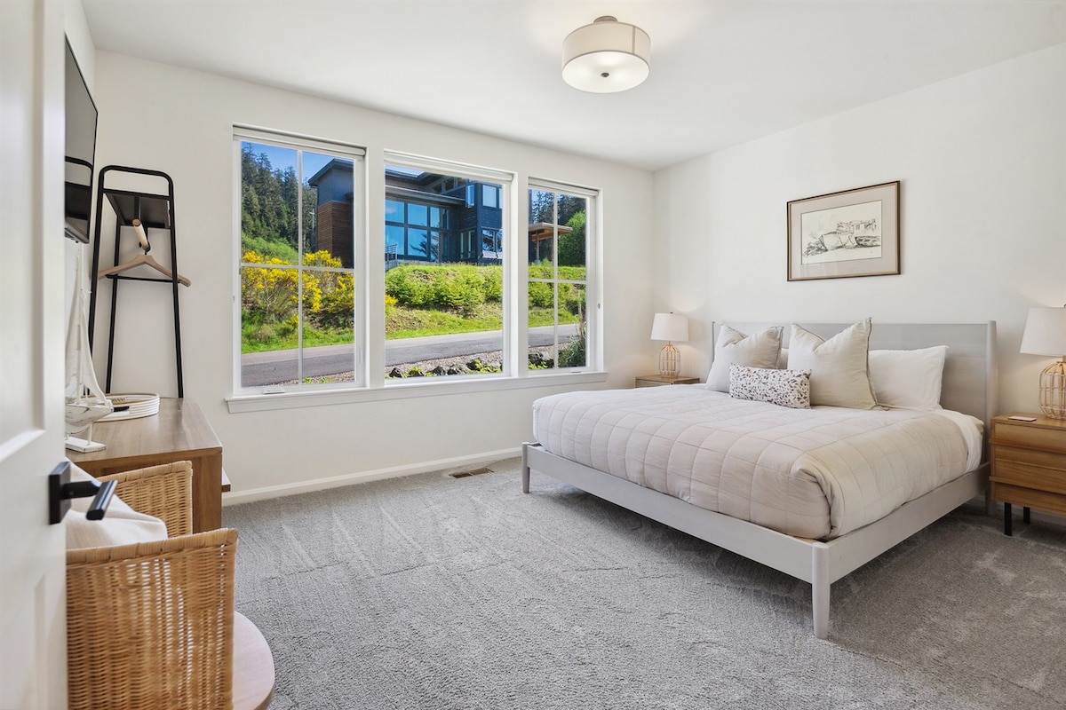 阳光卧室# 6 ：加大双人床和走廊配备淋浴间和浴缸组合的全功能卫生间