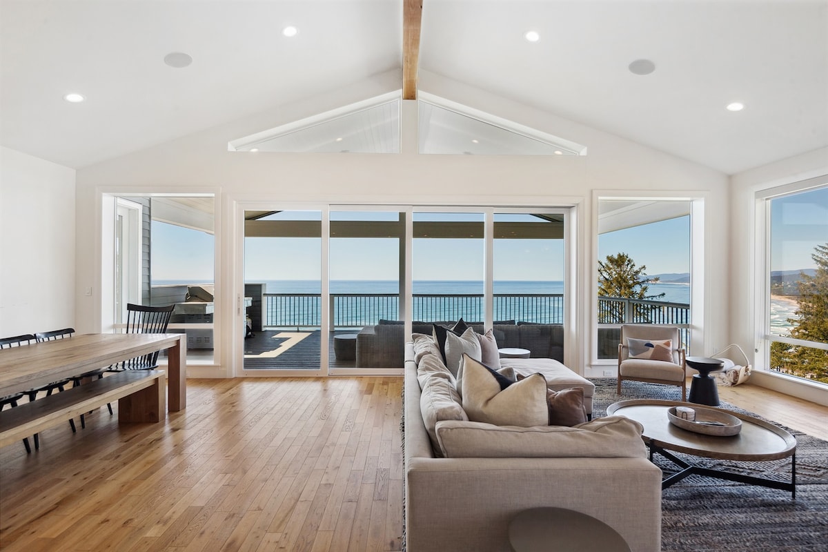 上层：开放式起居区，设有美食厨房、起居室和用餐区，可欣赏壮丽景色