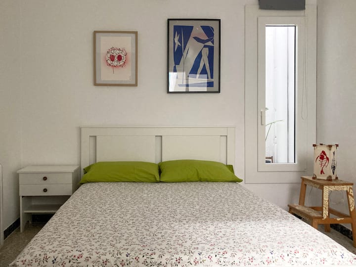 Bett 140 x 200 cm. Schreibtisch, Stuhl und Spiegel. Fenster mit Blick auf das Treppenhaus und ein kleiner Innenbalkon.