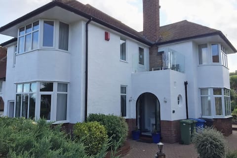 Sunnyside Spacious Seaside Home with Hot Tub