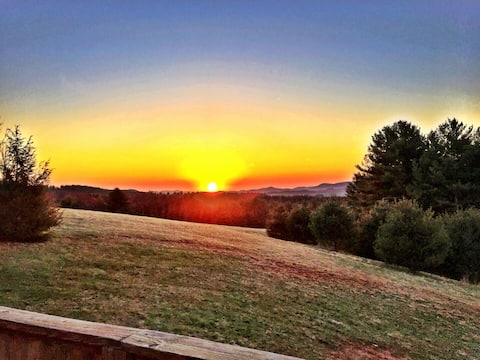Blessed Sunset Getaway-HotTub! Sunrises! Sunsets!