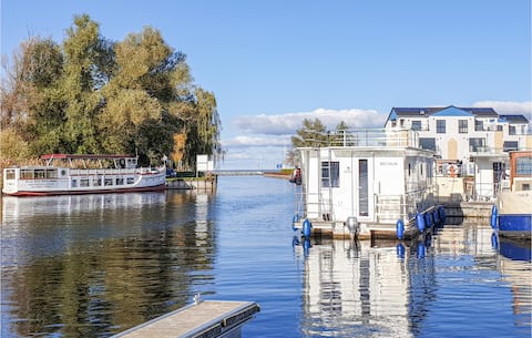 Top performing Airbnb: Cozy apartment in Rechlin with lake view in Rechlin