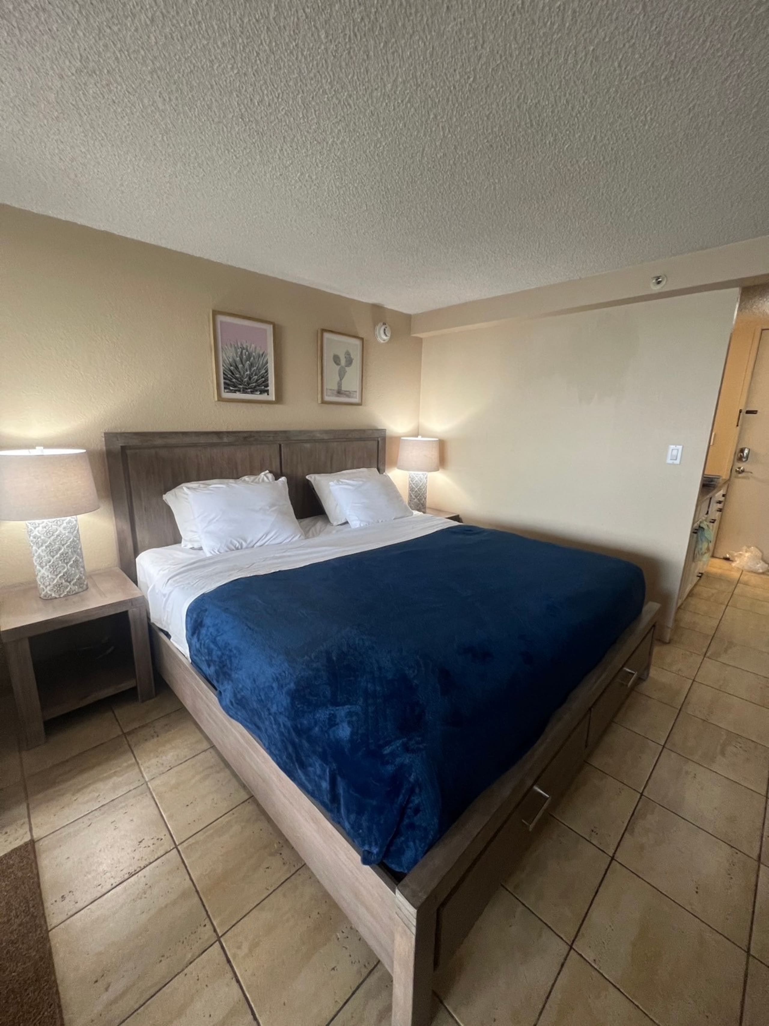 Condo in Honolulu · ★4.08 · 1 bedroom · 2 beds · 1 shared bath - Image 17