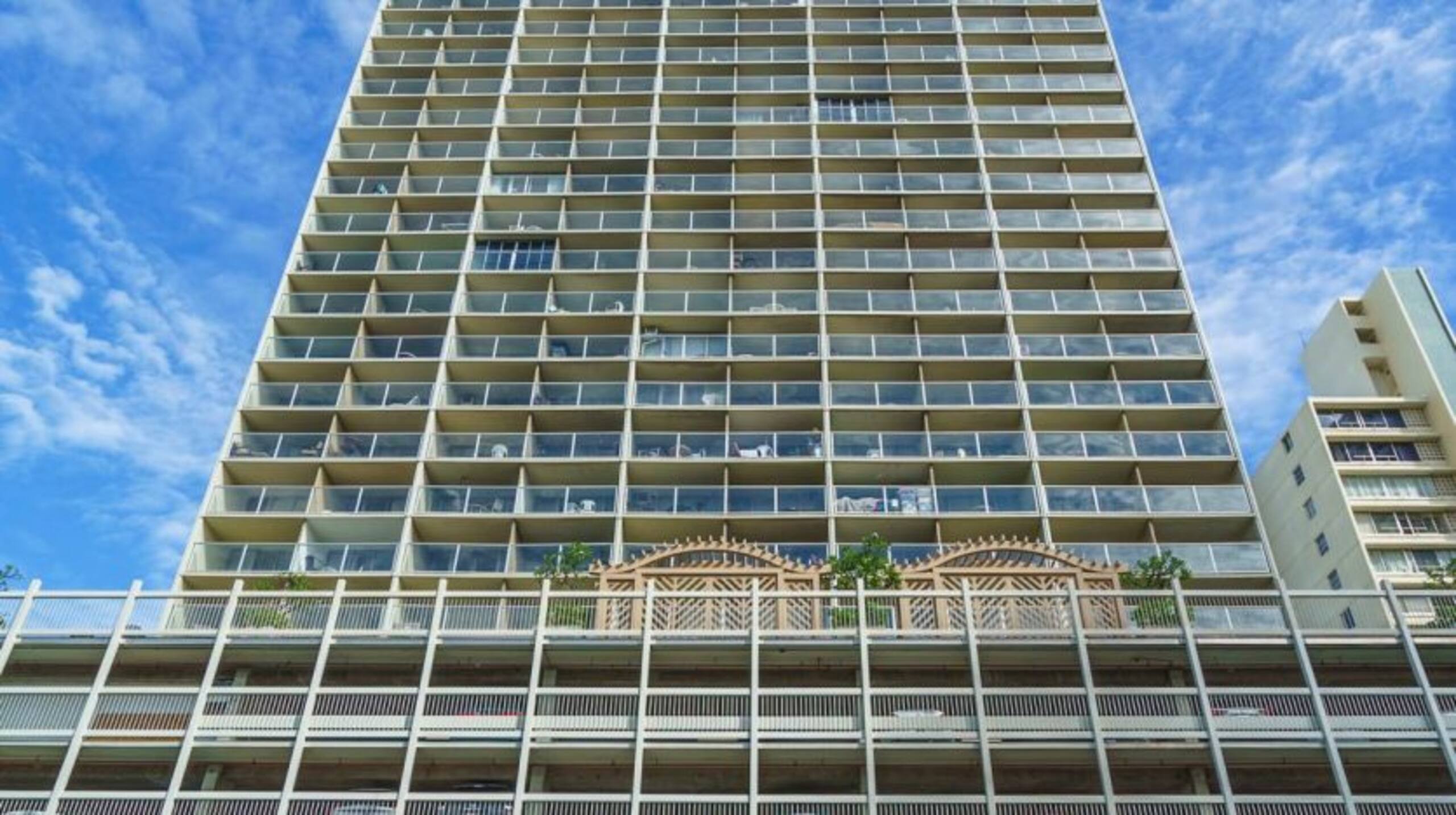 Condo in Honolulu · ★4.08 · 1 bedroom · 2 beds · 1 shared bath - Image 2
