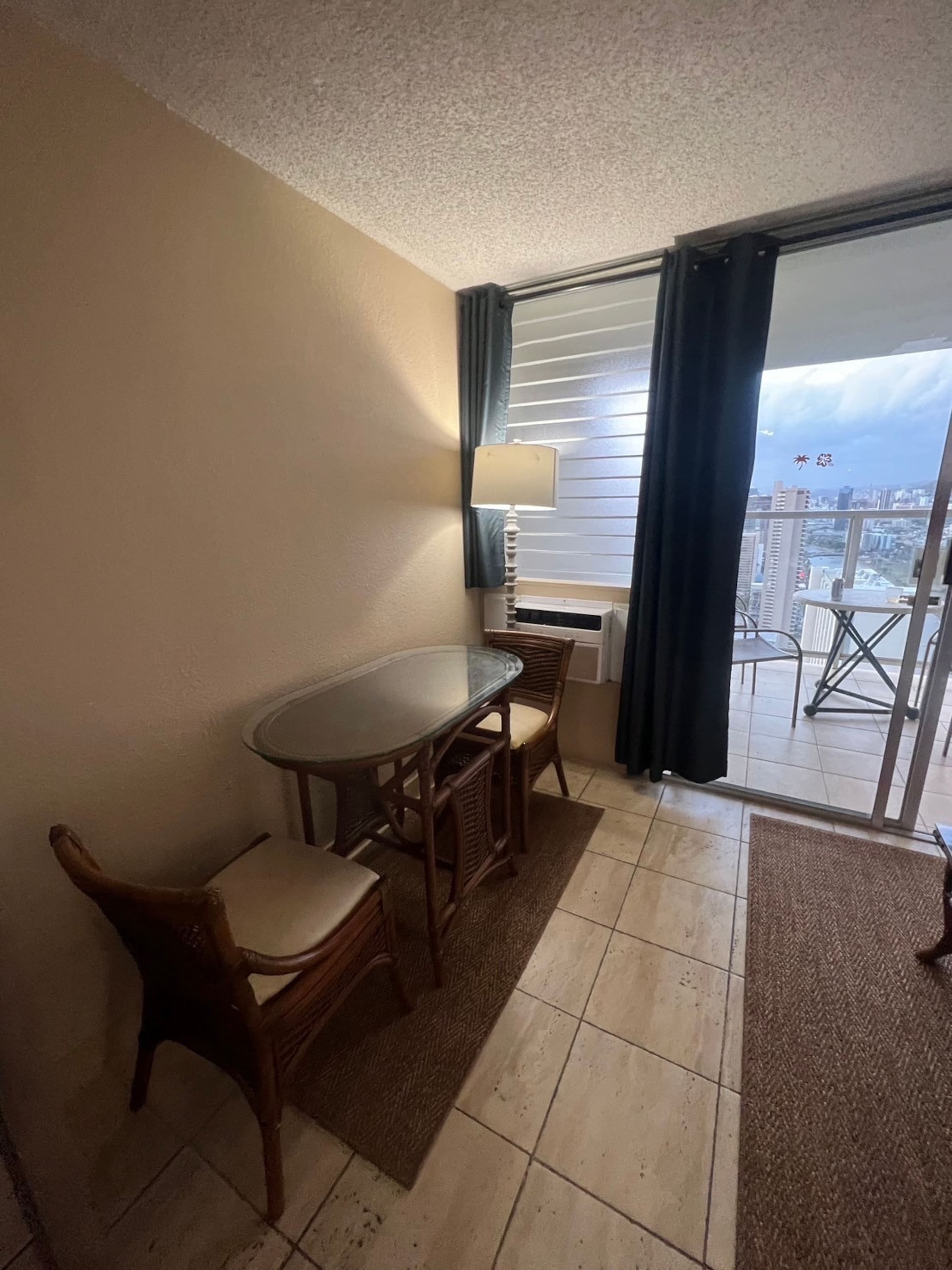 Condo in Honolulu · ★4.08 · 1 bedroom · 2 beds · 1 shared bath - Image 42