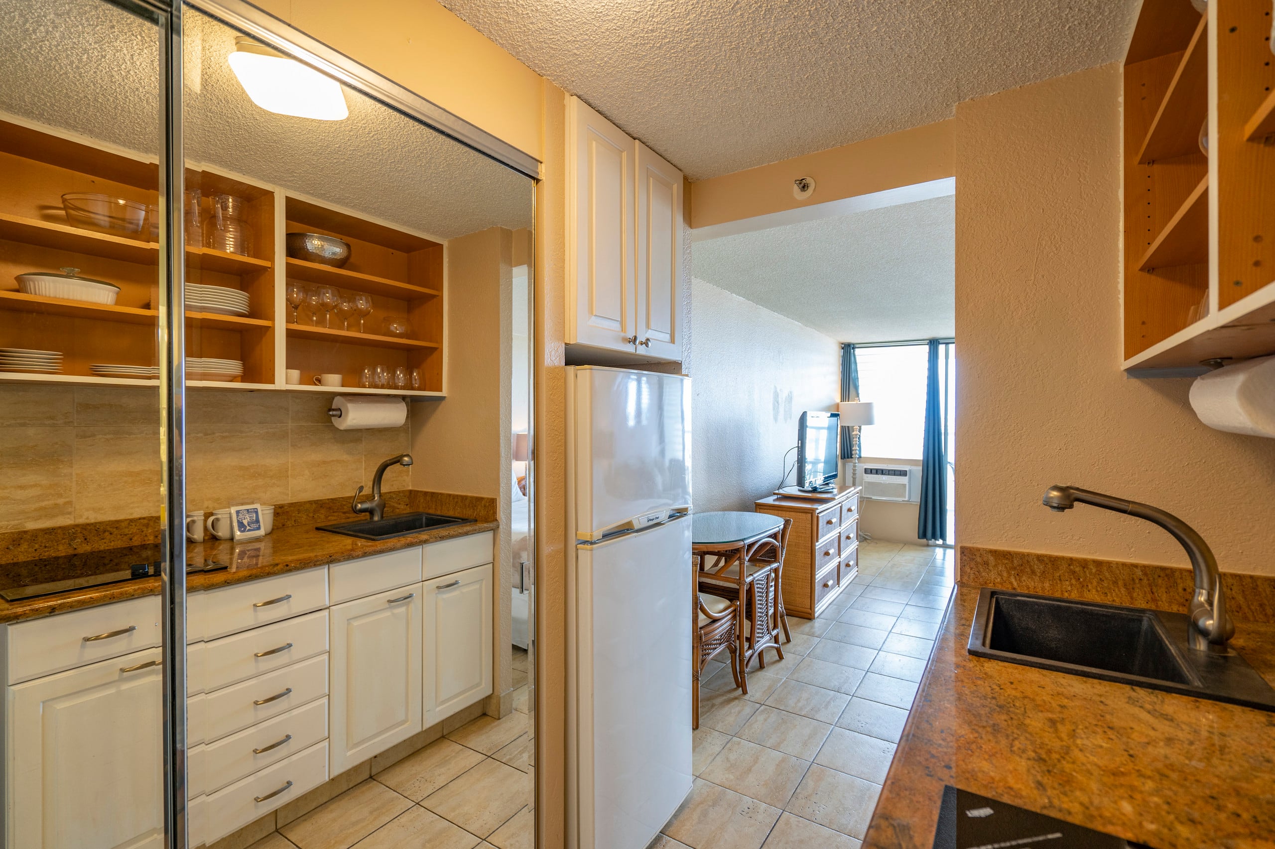 Condo in Honolulu · ★4.08 · 1 bedroom · 2 beds · 1 shared bath - Image 30