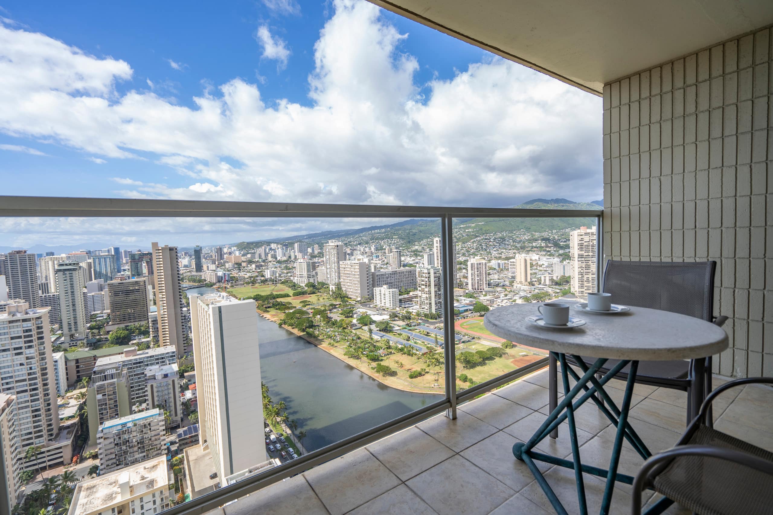 Condo in Honolulu · ★4.08 · 1 bedroom · 2 beds · 1 shared bath - Image 34