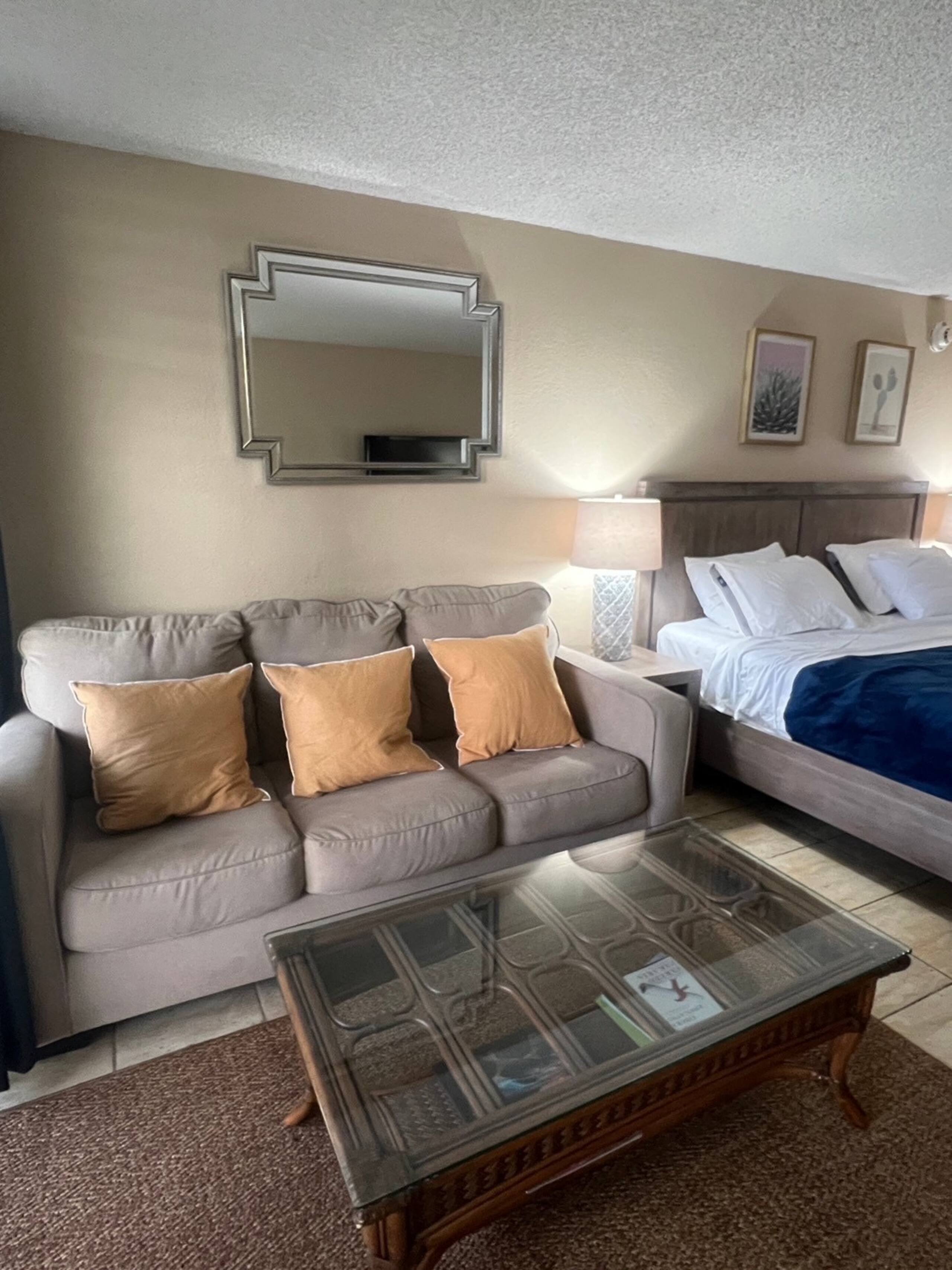 Condo in Honolulu · ★4.08 · 1 bedroom · 2 beds · 1 shared bath - Image 18
