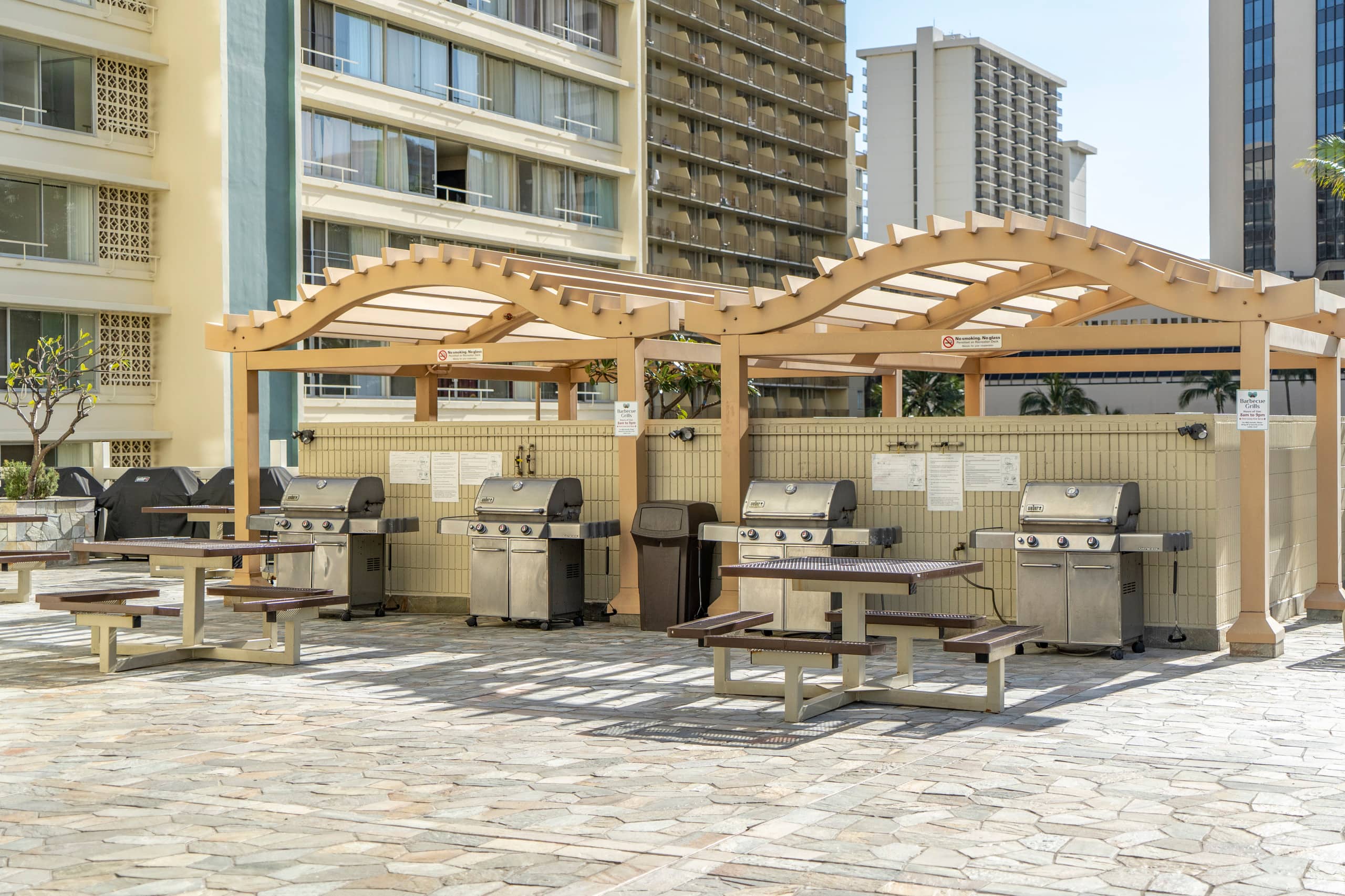 Condo in Honolulu · ★4.08 · 1 bedroom · 2 beds · 1 shared bath - Image 14