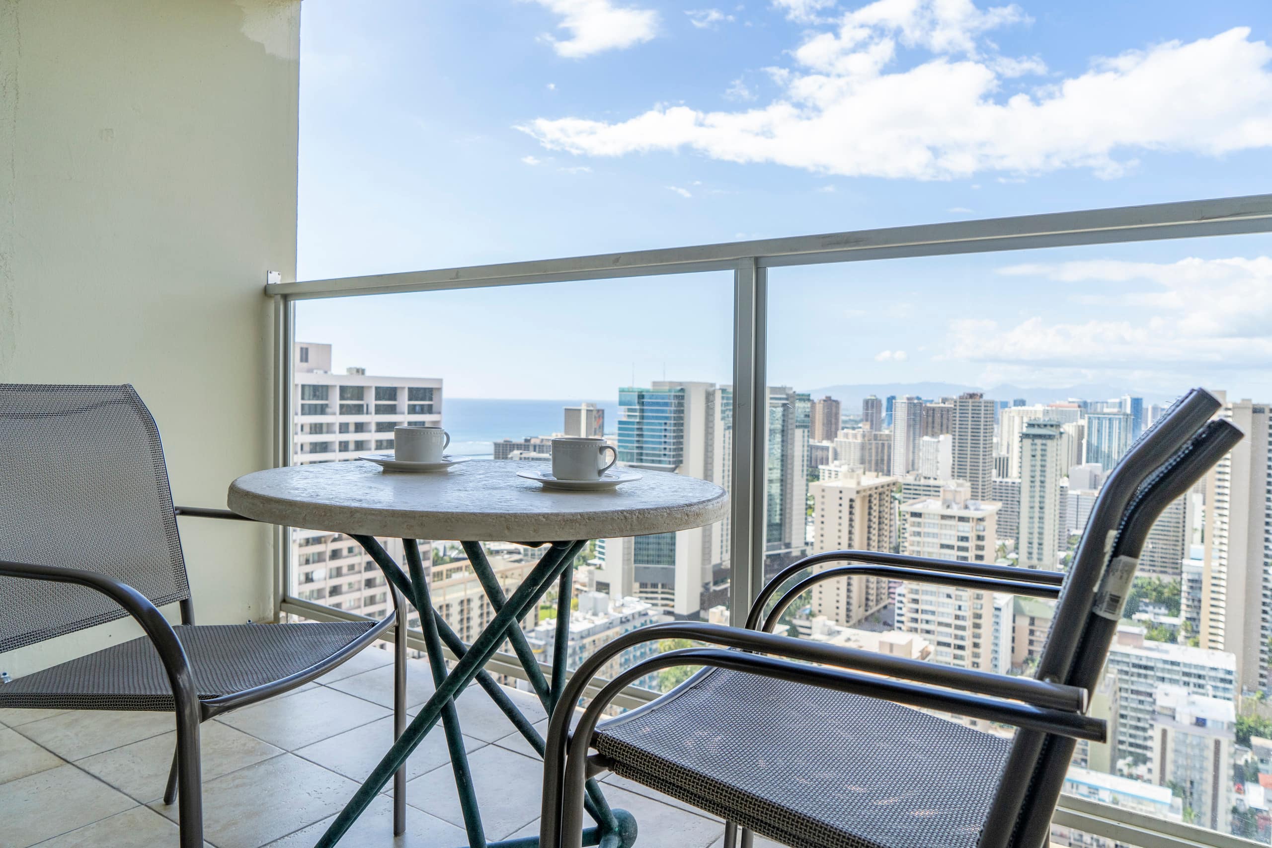 Condo in Honolulu · ★4.08 · 1 bedroom · 2 beds · 1 shared bath - Image 32