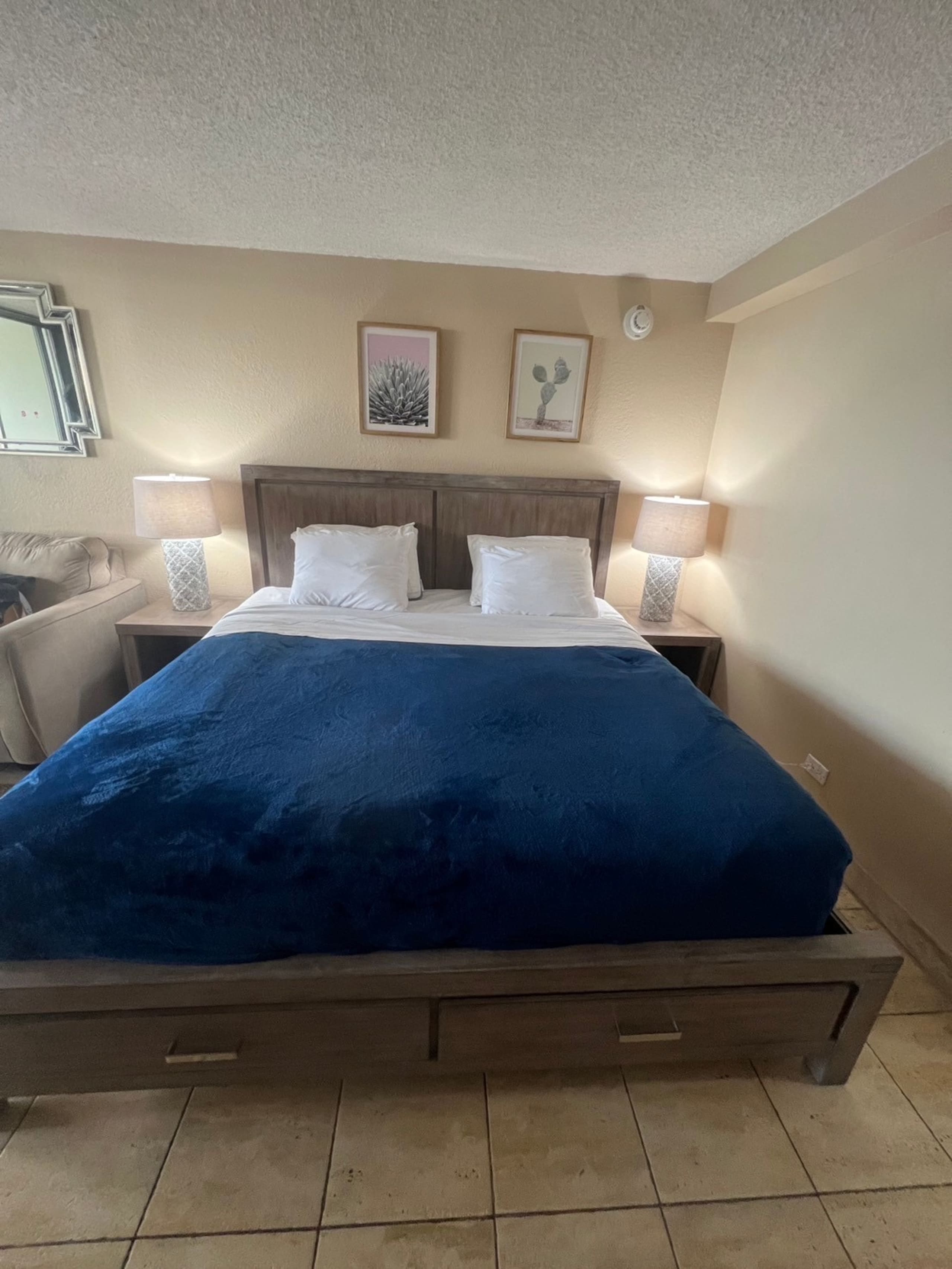 Condo in Honolulu · ★4.08 · 1 bedroom · 2 beds · 1 shared bath - Image 24