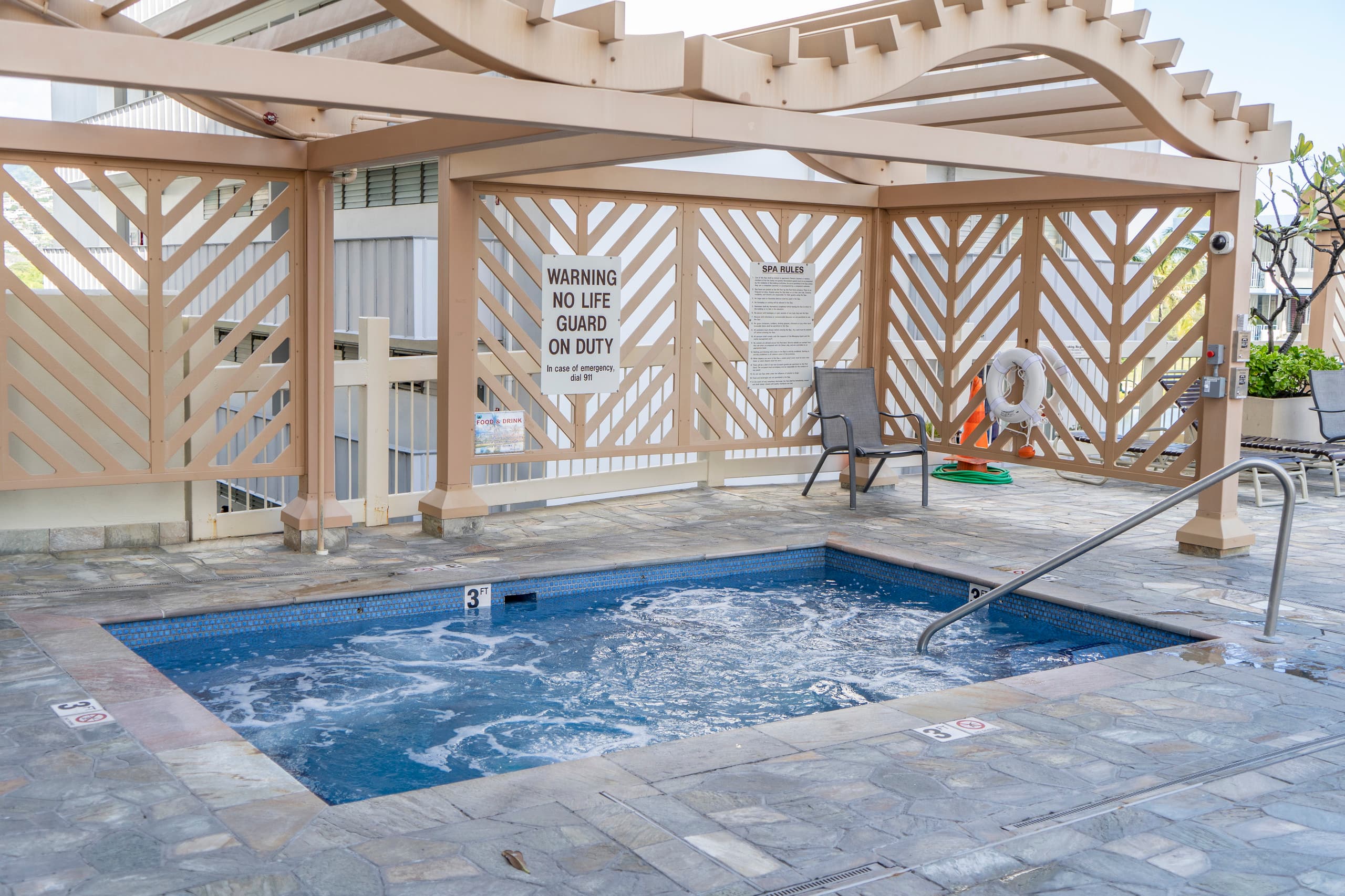 Condo in Honolulu · ★4.08 · 1 bedroom · 2 beds · 1 shared bath - Image 13