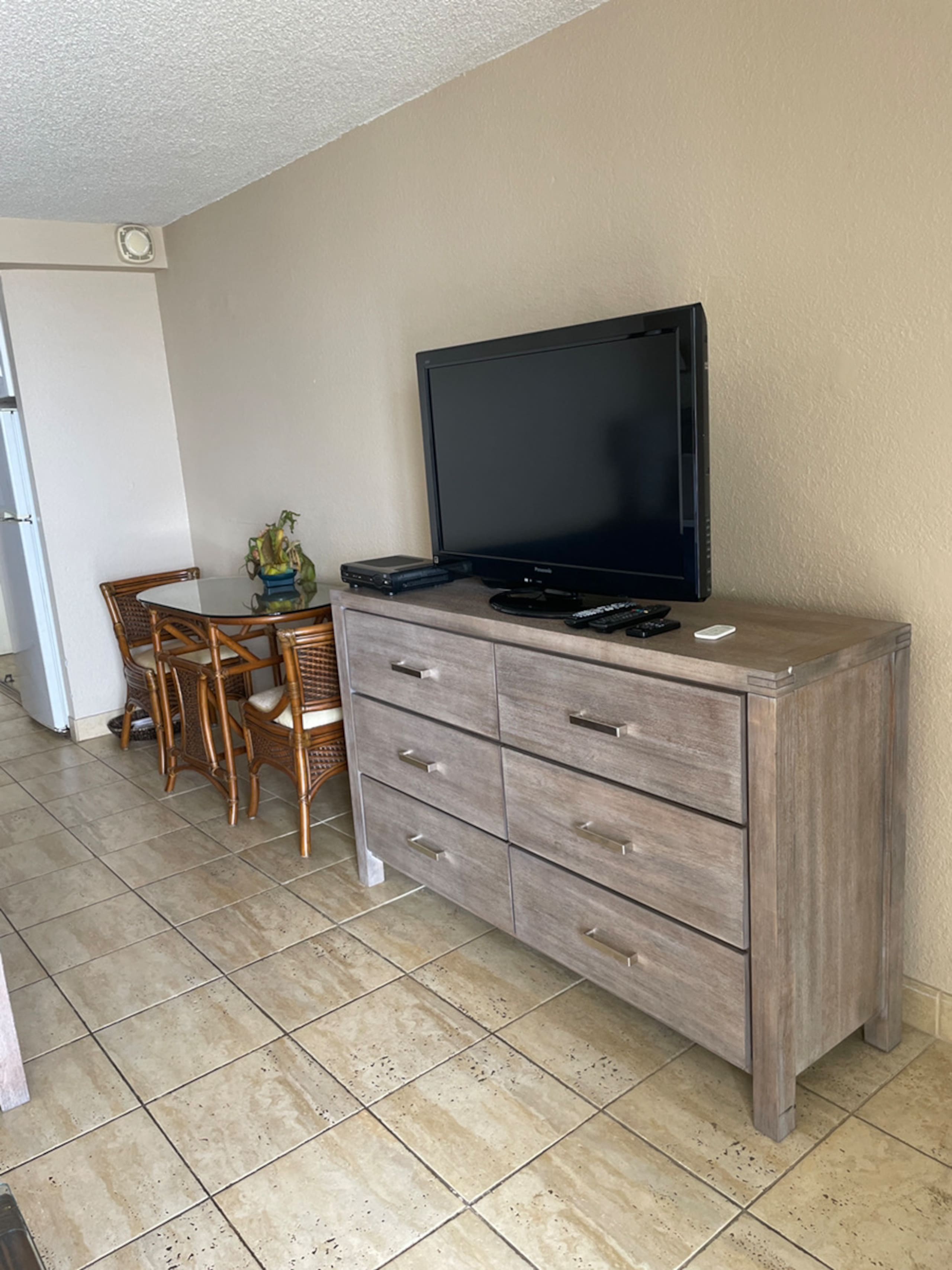 Condo in Honolulu · ★4.08 · 1 bedroom · 2 beds · 1 shared bath - Image 20