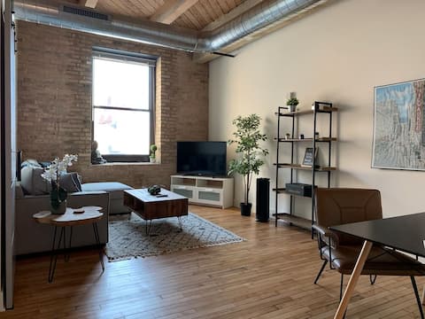 Historic Loft|Hoan Bridge Views|Desk
