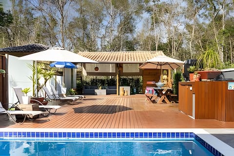 Successful Airbnb property: Heated pool. 4 suites. Gated community. in Caraguatatuba