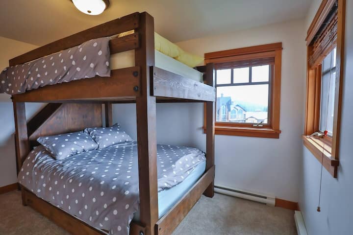 غرفة ثانية بطابقين مع سرير بحجم كوين على سرير بطابقين بحجم كوين. تحت السرير السفلي ، يوجد أيضًا سرير مزدوج متحرك. كل المراتب الجديدة! 